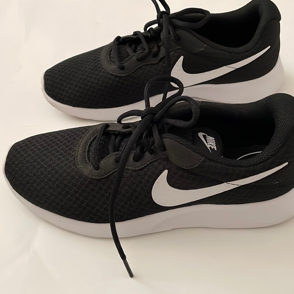 Womens Nike tennis shoe size 91/2 Preowned